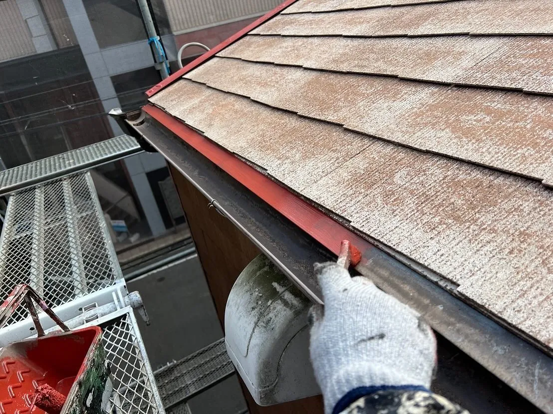 屋根材抑え金物、水切り等鉄部錆止め塗装工事を行いました。