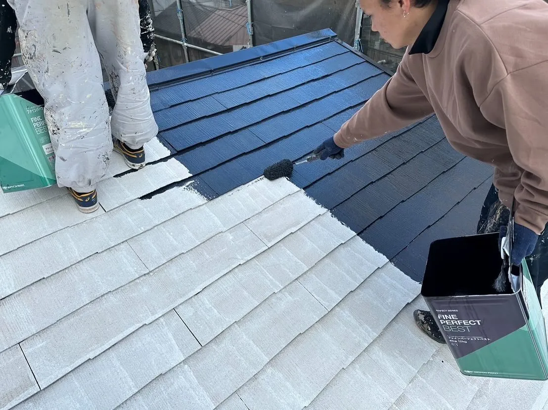 屋根上塗り1回目、2回目作業中！